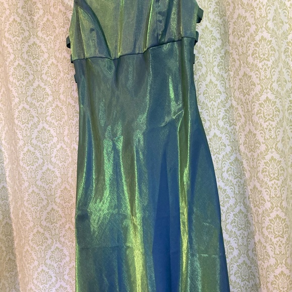 ✨HOST PICK✨ Faviana iridescent formal dress - Picture 7 of 16